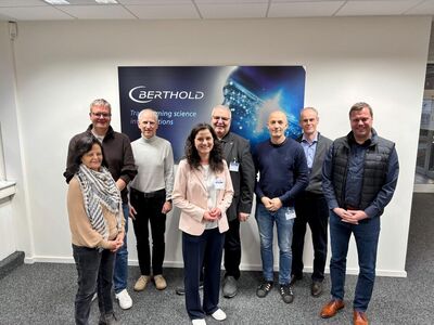 Auf dem Bild: Daniela Steinrode mit Mitarbeiter der Firma Berthold Technologies in Bad Wildbad